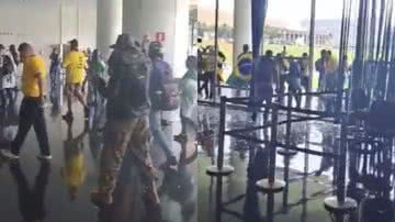 Imagem Invasão ao STF deixa obras de artes destruídas e resulta em agressão à imprensa