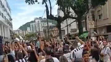 Imagem Torcida do Santos ataca Lula durante velório de Pelé; assista