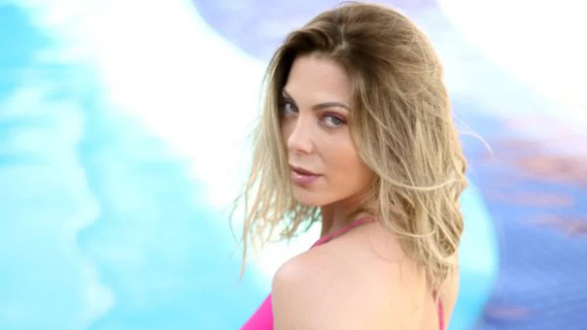 Sheila Mello se descuida e deixa seios à mostra em praia da Bahia; veja