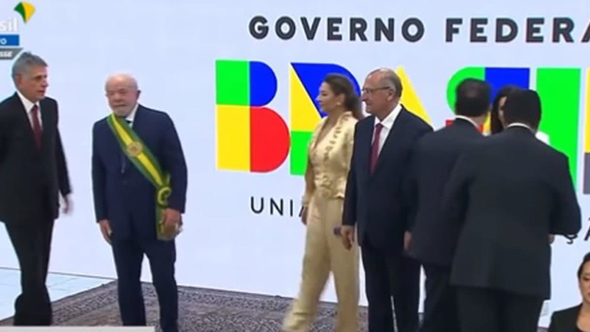 V&Iacute;DEO: Janja se esquiva para n&atilde;o cumprimentar representante do Ir&atilde; em posse  de Lula; saiba o motivo