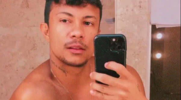 Sem querer? Xamã se descuida e mostra partes íntimas em vídeo; assista