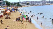 Baianos curtem praia no feriado de 1º de Janeiro