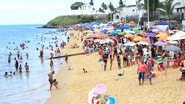 Baianos curtem praia no feriado de 1º de Janeiro