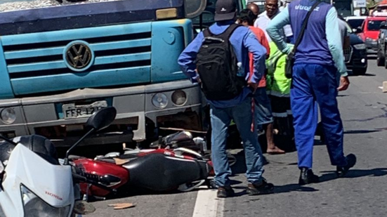 Uma pessoa morre após colisão entre caminhão e moto na Estrada do Coco - Reprodução