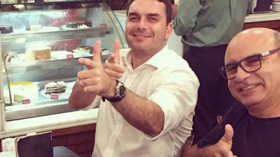 Flávio Bolsonaro e seu ex-assessor Fabrício Queiroz, envolvido no caso da rachadinha - Reprodução