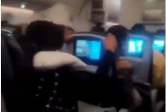 Imagem Avião faz pouso de emergência e deixa feridos após manobra brusca; veja vídeo