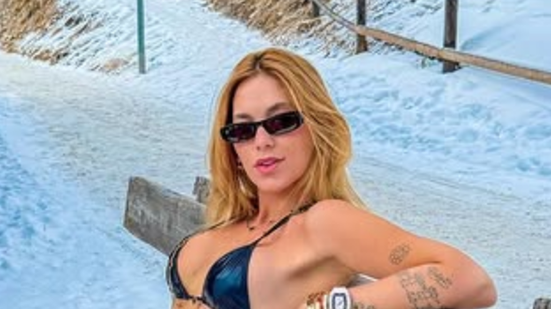 Imagem Virginia tira a roupa, ignora frio e posa de biquíni fio dental na neve: 'sustentou o close'