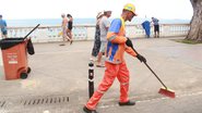 Banhistas lotam o Porto da Barra no primeiro final de semana de 2025
