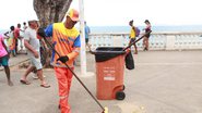 Banhistas lotam o Porto da Barra no primeiro final de semana de 2025