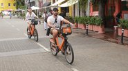 Banhistas lotam o Porto da Barra no primeiro final de semana de 2025
