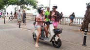 Banhistas lotam o Porto da Barra no primeiro final de semana de 2025