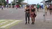 Banhistas lotam o Porto da Barra no primeiro final de semana de 2025
