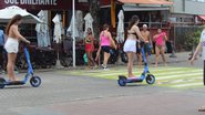 Banhistas lotam o Porto da Barra no primeiro final de semana de 2025