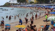 Banhistas lotam o Porto da Barra no primeiro final de semana de 2025