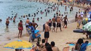 Banhistas lotam o Porto da Barra no primeiro final de semana de 2025