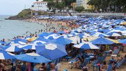 Banhistas lotam o Porto da Barra no primeiro final de semana de 2025