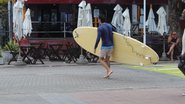 Banhistas lotam o Porto da Barra no primeiro final de semana de 2025