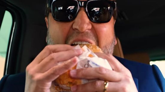 Imagem Advogado Nelson Wilians entra na onda e retira hambúrguer grátis no Burger King