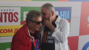 (Ângelo Coronel cobre a boca para falar com Luiz Caetano (PT), coordenador da campanha de Jerônimo Rodrigues) - Foto: Vinícius Dias/BNews