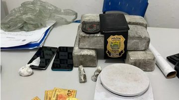 Imagem Polícia encontra droga enterrada no quintal de uma casa