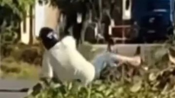 Imagem Vídeo: Agente de trânsito é flagrado conduzindo moto embriagado