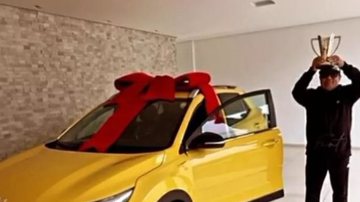 Imagem Ex-Vitória presenteia pai com carro de R$ 150 mil recebido em premiação;  veja