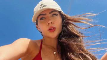 De fio dental minúsculo, Jade Picon ostenta 'corpo perfeito' e fãs