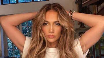 Jennifer Lopez posa completamente nua para comemorar aniversário; veja