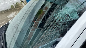 Imagem Vídeo: homem xinga instrutor de autoescola e quebra para-brisa de carro