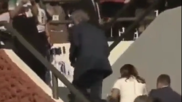 Imagem Vídeo: Governador deixa missa às pressas após morte do filho