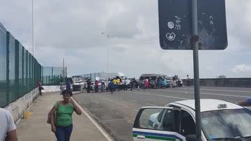 Imagem Manifestação em frente a estação Aeroporto trava acesso à Lauro de Freitas; confira