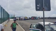 Imagem Manifestação em frente a estação Aeroporto trava acesso à Lauro de Freitas; confira