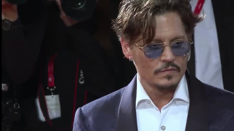 Johnny Depp foi encontrado desacordado em quarto de hotel, diz jornal da  Hungria - Estadão