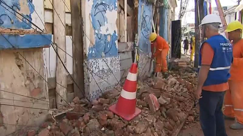 Imagem Ato criminoso: Parte de casarão é demolida no Largo da Soledade, pela madrugada