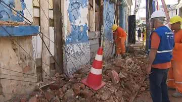 Imagem Ato criminoso: Parte de casarão é demolida no Largo da Soledade, pela madrugada