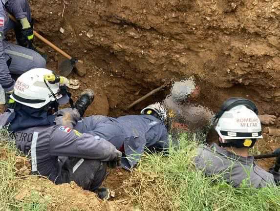 Trabalhador soterrado é resgatado pelo Corpo de Bombeiros - Divulgação/Corpo de Bombeiros