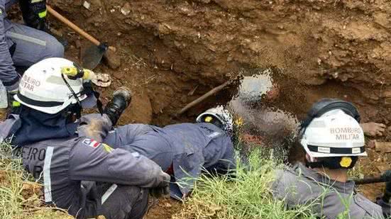 Trabalhador soterrado é resgatado pelo Corpo de Bombeiros - Divulgação/Corpo de Bombeiros