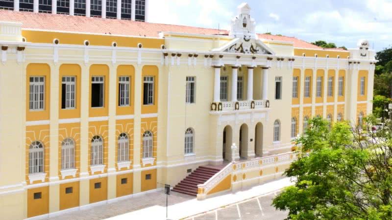 Mulher transexual proibida de usar banheiro feminino de shopping ganha indenização na Justiça