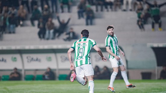 Imagem Ex-Bahia brilha com dois gols e Juventude afunda o Sport na lanterna do Brasileiro; assista