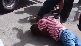 Imagem Populares agridem suspeito de roubo em Brotas; veja vídeo