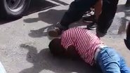 Imagem Populares agridem suspeito de roubo em Brotas; veja vídeo