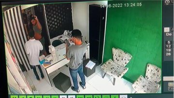 Imagem Vídeo: homens assaltam loja de celulares no bairro do Uruguai