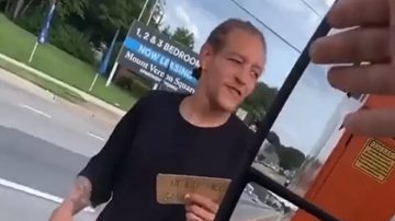 Imagem Astro da NBA é flagrado pedindo esmola nas ruas dos EUA; veja vídeo