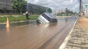 Imagem Carro cai em cratera na BR-101 Sul