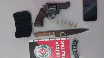 Suspeito estava com pistola calibre 38, balas e uma faca - Foto: PMPB / Divulgação