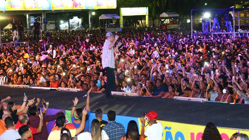Assista: João Gomes fala sobre preparação para shows e anima multidão durante o São João da Bahia