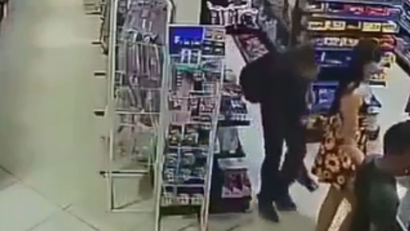 Imagem Homem é flagrado filmando partes íntimas de adolescente em supermercado na BA