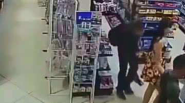 Imagem Homem é flagrado filmando partes íntimas de adolescente em supermercado na BA