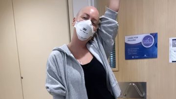 Imagem Em tratamento contra câncer, Fabiana Justus celebra alta hospitalar
