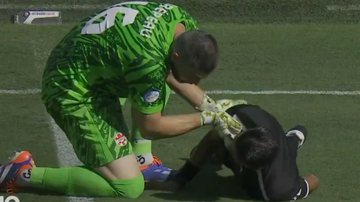 Imagem Jogo da Copa América é interrompido após bandeirinha cair no gramado e passar mal; assista